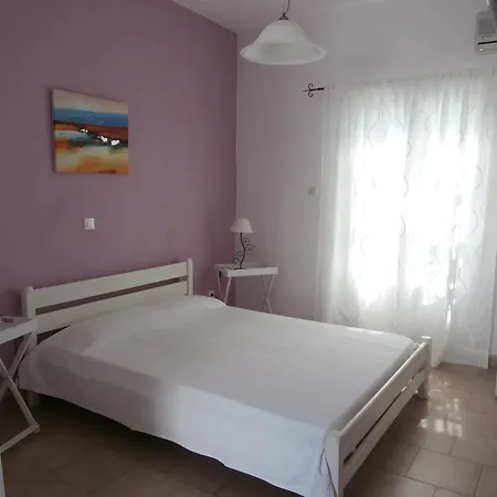 Sophie Naousa (Paros)